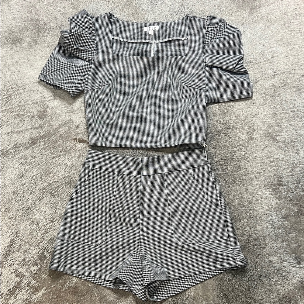 TCEC Crop Top & High-Waist Shorts Set - Black/White